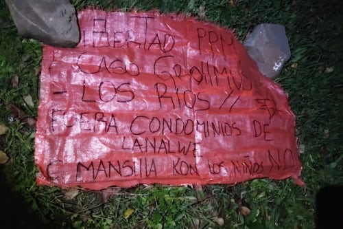 Ataque incendiario en Contulmo dejó una vivienda destruida y un lienzo aludiendo a la libertad de los “presos políticos mapuche”
