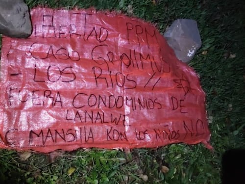 Ataque incendiario en Contulmo dejó una vivienda destruida y un lienzo aludiendo a la libertad de los “presos políticos mapuche”
