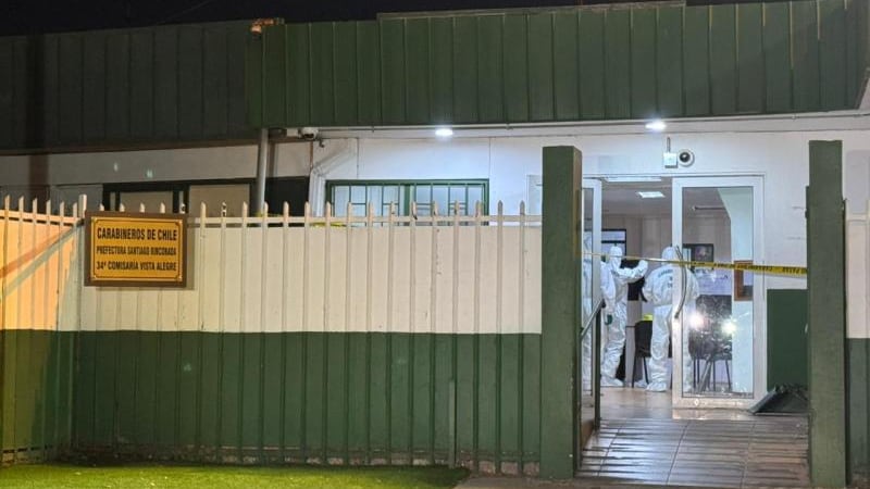 Detenido por VIF arrebató arma a carabinero, disparó y trató de incendiar comisaría de Cerrillos