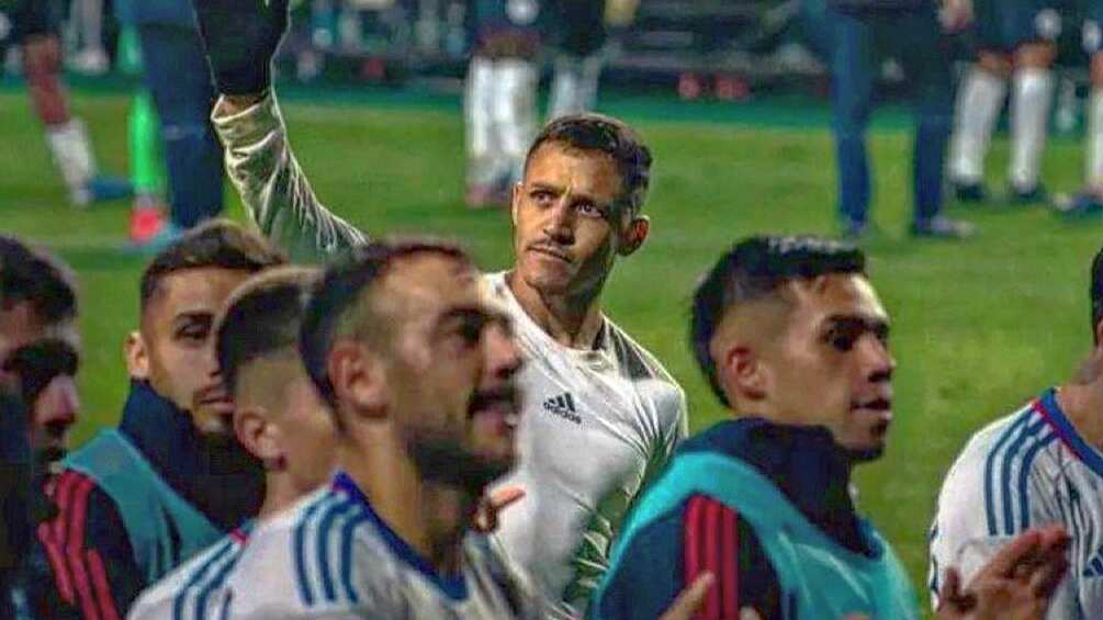 El delantero nacional eliminó cualquier rastro de su pasado en Olympique de Marsella en sus redes sociales luego que el presidente del club galo confirmara que no tienen interés en renovarle al chileno.