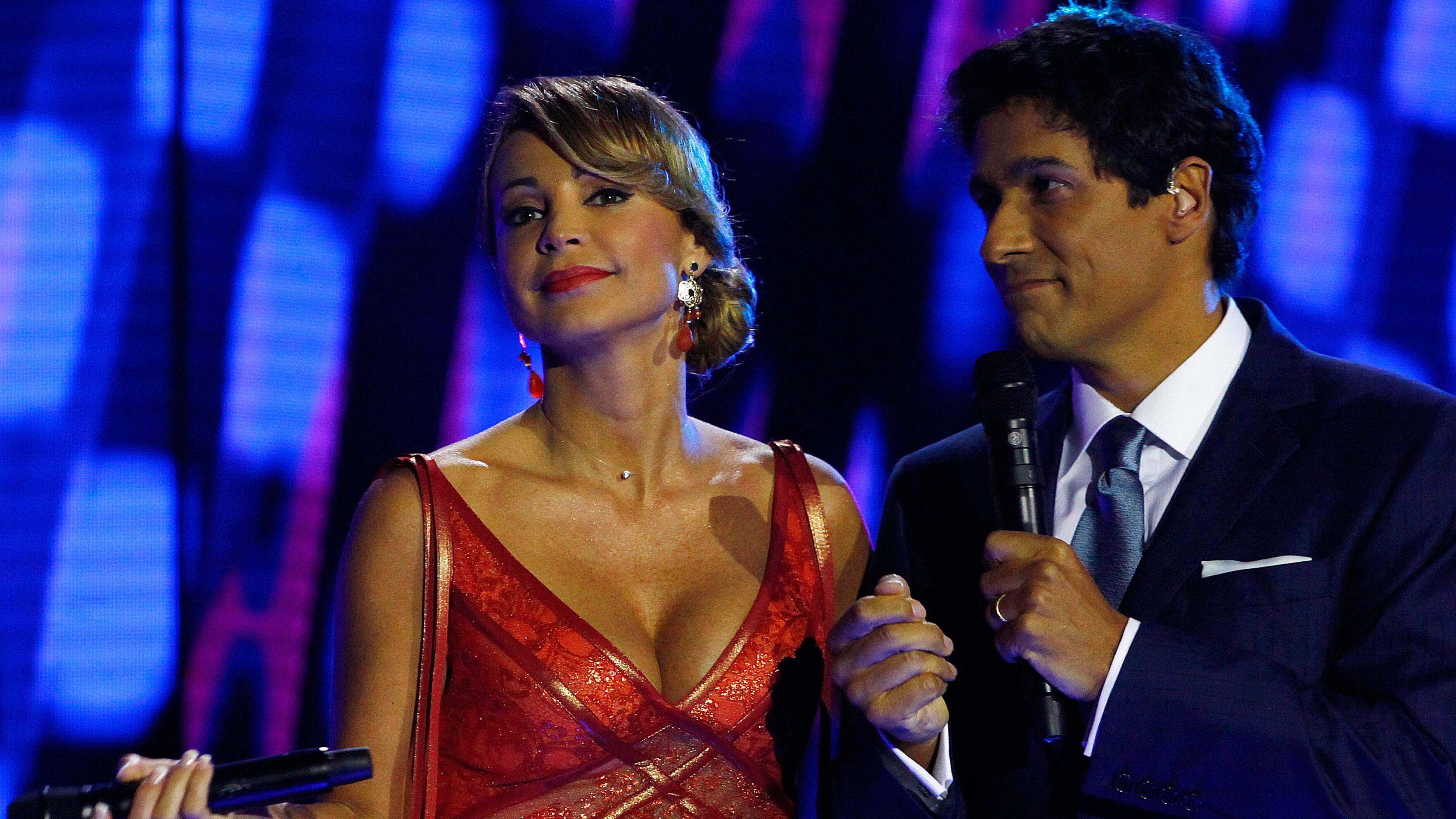 Los animadores Eva Gómez y Rafael Araneda en la previa al beso durante la tercera noche del Festival de Viña del Mar de 2013.
