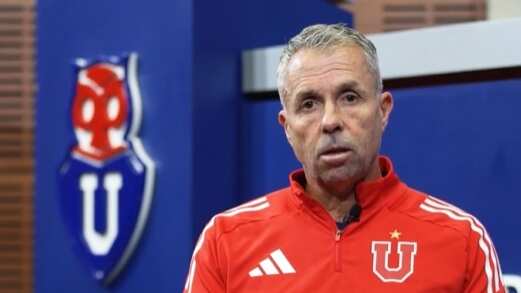 El DT de la U aseguró que "hoy es un día muy triste", luego de confirmarse la muerte de dos hinchas de Colo Colo en la previa al partido de los albos ante Fortaleza.