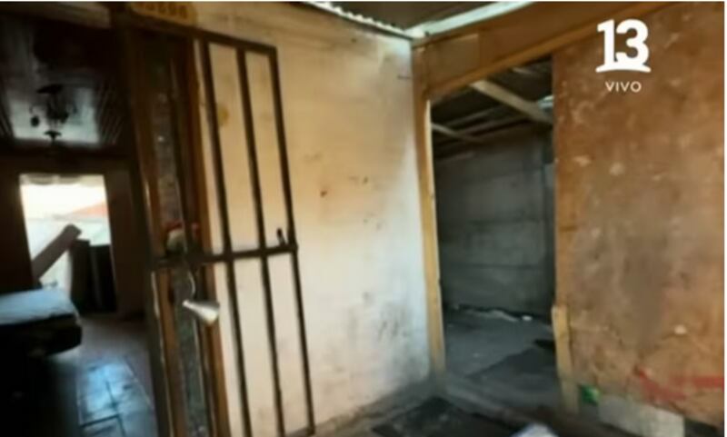 La casa carecía de camas, sillones y servicios básicos; solo había un colchón y materiales en desuso.