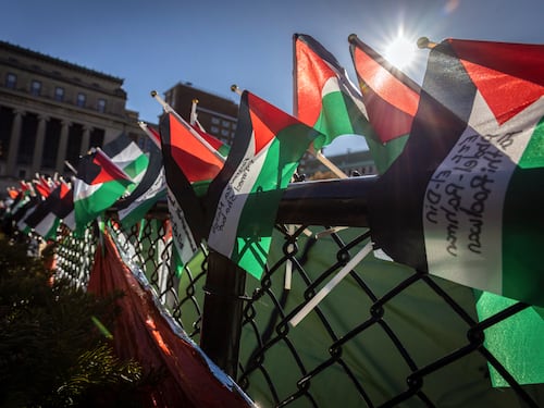 Las protestas no cesan: Izan la bandera de Palestina en una icónica estatua de Harvard