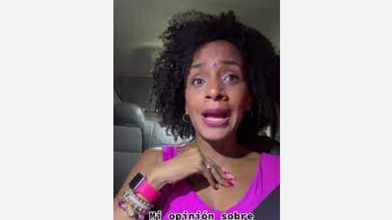 Lo que parece ser una burla hacia las autoridades chilenas, también puede ser considerado como una sincera crítica de una migrante venezolana, quien a través de un video en TikTok reconoció que en nuestro país la justicia no funciona y en caso de asesinar a una persona “a los cinco días” lo dejan libre, contó con total soltura en la red social.
“Si me preguntan a mí, Chile es un país perfecto para delinquir. Si yo fuera delincuente yo me vendría a Chile, aquí todo el mundo hace lo que le da la gana”, comenzó a relatar.
“Primero, el sistema de inmigración es una porquería, no sirve. Si tú quieres hacer las cosas bien, no puedes. Aquí hay cualquier cantidad de personas, nadie sabe quiénes están, porque el sistema de inmigración es una porquería”, reclamó.
“Y segundo, las leyes son peor aún. Aquí literalmente tú matas a una persona y a los cinco días estás afuera. ¿En qué país del mundo se ve eso? en Chile”, gritó a los cuatro vientos.
Según su experiencia, en nuestro país las personas tienen chipe libre para hacer lo que les de la gana, puesto que “las leyes lo permiten”.