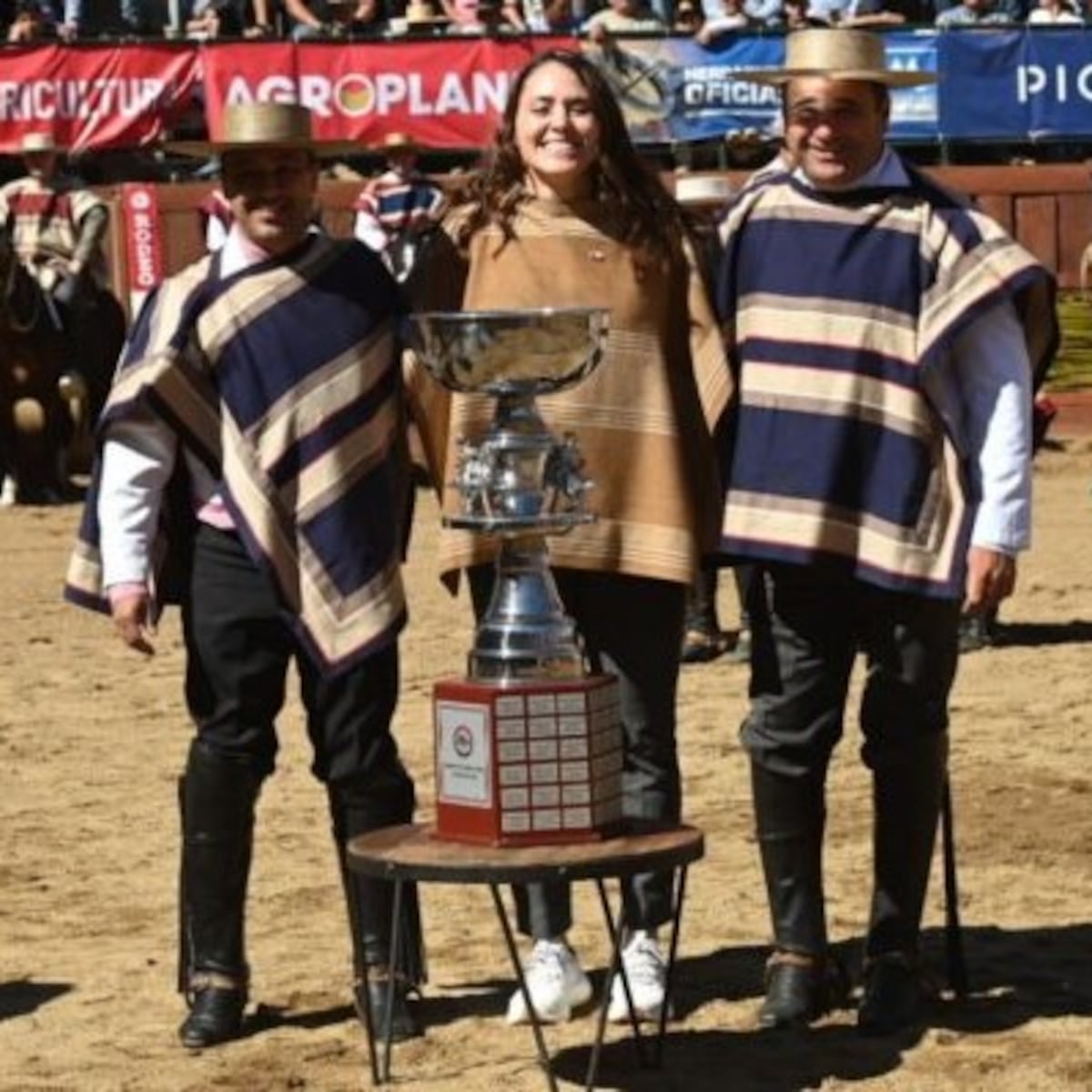Deportistas critican a Natalia Duco por apoyo al rodeo Deportistas critican a Natalia Duco por apoyo al rodeo