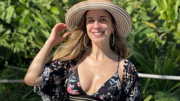 Por estos días, Alison Mandel y Pedro Ruminot se encuentran disfrutando de unos merecidos días de vacaciones. Así lo reveló la propia comediante en redes sociales.
A través de su cuenta de Instagram, compartió una serie de fotografías. Una de ellas, eso sí, generó controversia entre sus fans.
Todo surgió luego que la ex “El Club de la Comedia” subiera una postal donde se luce en bikini, la que de inmediato generó una ola de comentarios.
“Qué hermoso ver cuerpos reales”, le escribió una seguidora. Acto seguido, esa mensaje generó algunas odiosas respuestas de otras usuarias.
“¿Y cuáles serían los cuerpos irreales?”, le preguntaron. “Los que se retocan para las redes sociales”, contestó de inmediato.
“¿Y tú inocentemente crees que ella no retoca sus fotos? En todo caso eso no tendría que ser un tema de controversia”, le contestaron de vuelta.
Posteriormente, ambas usuarias sacaron chispas y se tiraron algunas pesadeces relacionadas con el tema. Por lo mismo, fue la misma Alison Mandel quien entró al debate y aclaró el tema.
“No, no está retocada. No hago eso con mis fotos. Juego con los colores pero jamás me cambio mi cuerpo ni mi cara en una foto”, explicó la comunicadora.