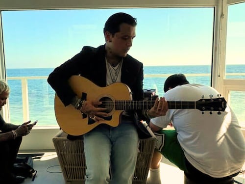 “Lo hace mejor que Ángela”: corista de Nodal se robó el show con esta acción y le llueven halagos