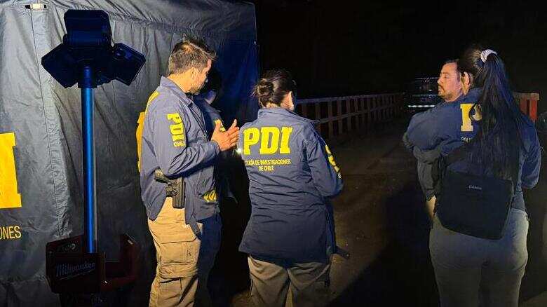 Investigan homicidio en Castro tras hallazgo de cadáver de mujer envuelto en frazada y amarrado con alambres