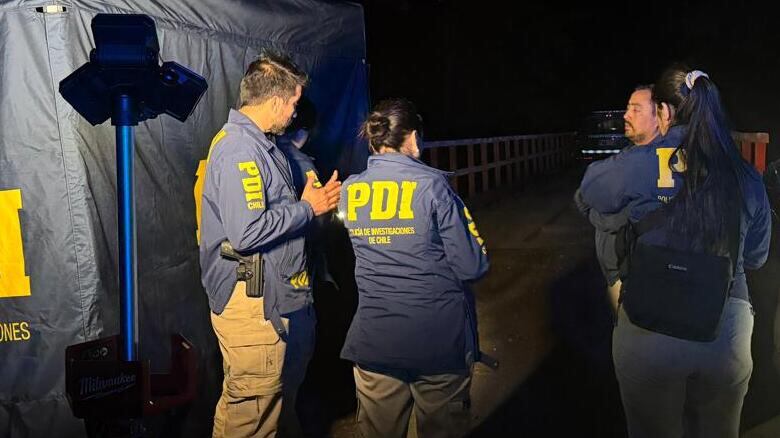 Investigan homicidio en Castro tras hallazgo de cadáver de mujer envuelto en frazada y amarrado con alambres