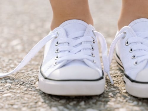 Tragedia en el recreo: Una niña de 6 años fallece tras tropezar con sus cordones desatados
