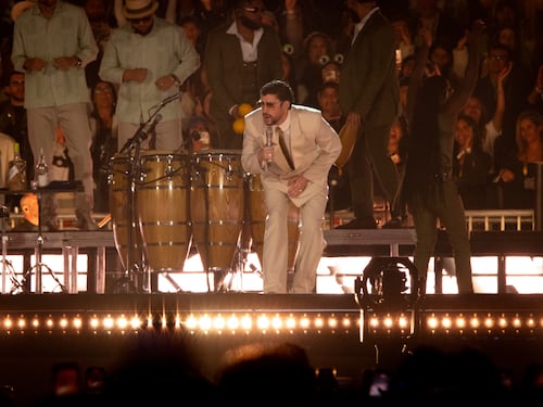 Bad Bunny lanza exclusiva colaboración con NFL previo a su presentación en el Super Bowl