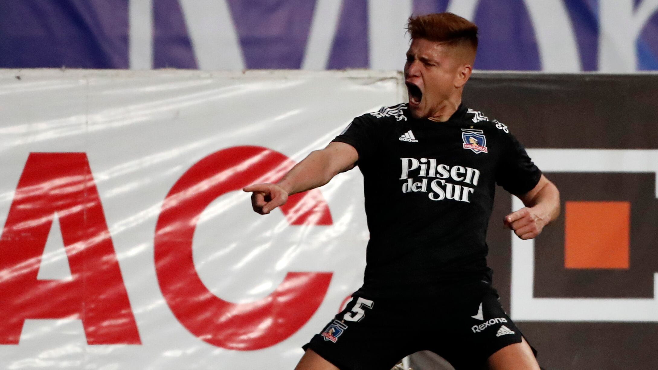 Colo Colo ganó en Rancagua. Gil lo celebra.