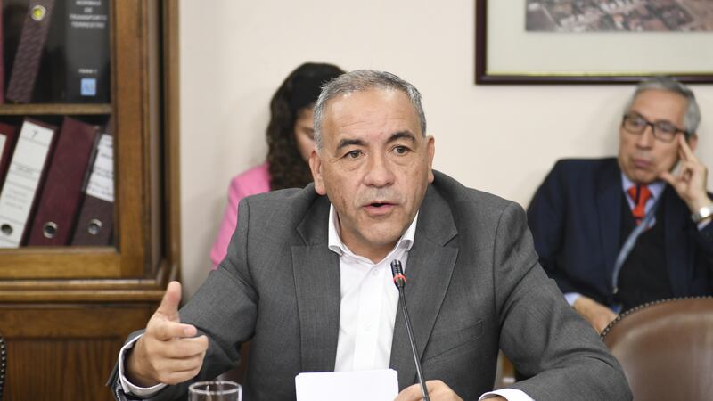 Adidas y Puma se querellan en contra de Fidel Espinoza tras ingreso de ropa deportiva falsificada: senador salió a explicar lo sucedido