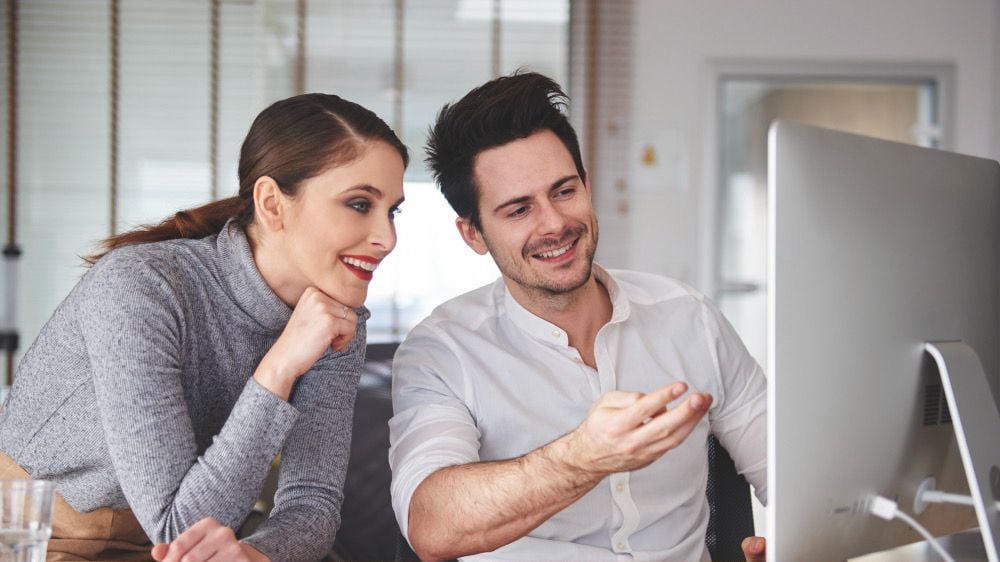 Romances en la oficina: el fenómeno que crece en Chile y los riesgos que enfrentan las empresas