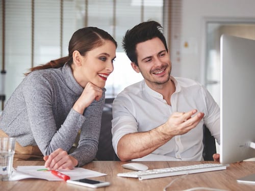 Romances en la oficina: el fenómeno que crece en Chile y los riesgos que enfrentan las empresas