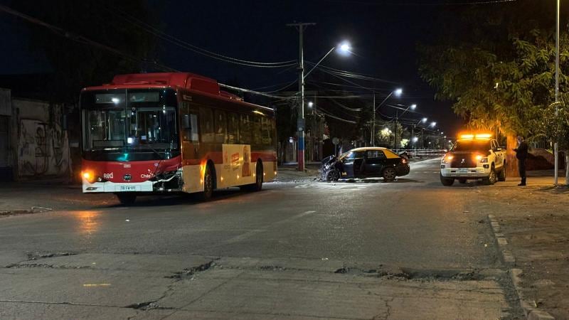Choque entre taxi y bus RED termina con conductor fallecido: indagan posible presencia de alcohol