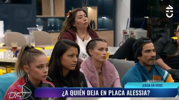 Una importante decisión tuvo que tomar Alessia Traverso al interior de Gran Hermano. Debido a su rol como líder de la semana tuvo la opción de salvar a un compañero de la placa de eliminación, donde se encontraban Constanza, Pincoya, Sebastián, Viviana y Skarleth.
Justamente, estas dos últimas son parte de su grupo de más cercanas, por lo tanto no fue una tarea fácil. Aunque, reconoció que su voto fue más estratégico, puesto que la persona que dejó en placa tiene mas posibilidades de ser salvada por el público, argumentó.
“Voy a salvar por estrategia, creo que la persona que voy a salvar tendría más posibilidades de irse, por varias razones, una yo sé que aún no sabes lo que está pasando afuera, quizás cambió, pero esta persona siempre ha tenido muchas personas que quizás la odiaban sin razón o por razón de que realmente no la conocían, quizás eso cambio”, indicó.
Además, agregó que “yo creo que ahora está pudiendo mostrar quien realmente es, pero aún así ha tenido encontrones con dos personas que están en placa, quizás está solucionado, pero la gente vota por quién quiere eliminar, no por quién quiere salvar y al tener los dos encontrones con estas personas, quizás quienes apoyan a estas persona pueden votarla, así que la persona que voy a salvar es Skarleth”, fueron parte de sus palabras para entregar la noticia.
De esta forma, la placa de eliminación quedó conformada por Sebastián Ramírez, Constanza Capelli, Jennifer Galvarini y Viviana Acevedo, quien según se habla en redes sociales es quien sería la próxima eliminada.