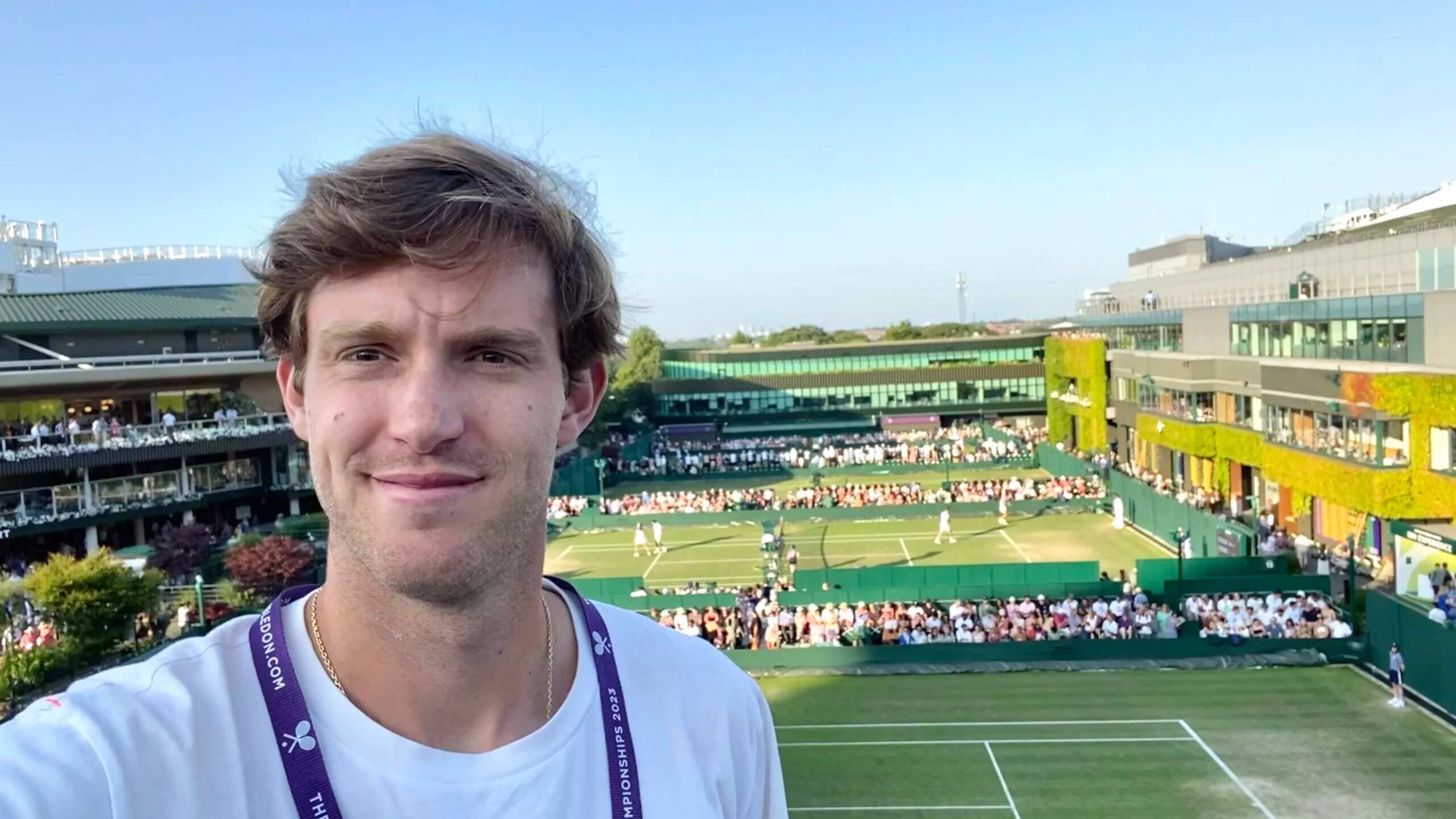 “Esto no se ve muy seguido...Nico Jarry haya regalado cuatro raquetas a los niños, impresionante”. Con esas palabras los comentaristas de ESPN destacaron el noble gesto que tuvo el tenista nacional, tras despedirse de Wimbledon, donde cayó en cuatro set frente al número 1 del mundo Carlos Alcaraz.
Fue al terminar el encuentro que Jarry se acercó al público y regaló sus raquetas a los niños presentes, retirándose entre aplausos de los presentes y del propio español, quien lo venció por tres set a 1.
“Nieto de Jaime Fillol, Nicolás Jarry tiene el ADN de un caballero”, “Grande Nico!!!”, fueron algunos de los comentarios que dejaron cibernautas en el video que se compartió en Twitter.
Jarry dio un espectáculo
A pesar de la derrota, el tenista chileno se despidió del torneo como un verdadero ídolo, dando un espectáculo deportivo de principio a fin, puesto que, a pesar del resultado, el número uno no la tuvo fácil para vencer a la “Torre de Santiago”.
El duelo fue de casi cuatro horas (03:56) con marcadores 6-3 a favor de Alcaraz, ganado Jarry el segundo set en el tiebreak (6-7), desatando la euforia en el Court Central de All England.
Posteriormente, el tercer set fue para el español nuevamente, por 6-3, quien ganó el cuarto y último set por 7-5, teniendo que esforzarse para imponerse como el número 1 del mundo.
En la previa al partido, Nicolás Jarry había adelantado que “sé que le puedo hacer daño y es humano, así que voy a salir a buscar el partido”, situación que dejó muy contento y conforme a sus seguidores en la tercera ronda.