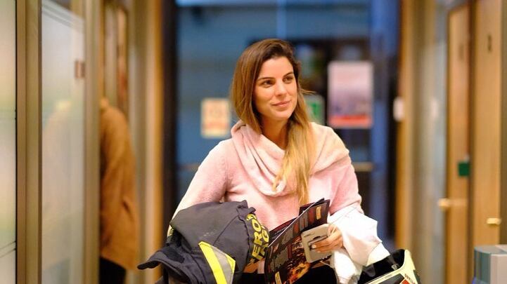 La diputada Maite Orsini recibió una mala noticia de parte de la Octava Compañía de Santiago, puesto que fue sacada de sus filas por incumplir el reglamento interno, tras cuatro años como voluntaria indicaron en el medio LUN.
Según explicaron, la sanción fue porque “debido a que nuestro reglamento dispone que todo voluntario activo que no registre ninguna asistencia en 90 días consecutivos debe, necesariamente, ser separado de la Institución”.
Esto, debido a su falta en “concurrir con puntualidad a los actos de servicio y, si durante 90 días consecutivos, sin licencia previa, no tuviere ninguna clase de asistencia, sus antecedentes pasarán al Consejo de Disciplina y, necesariamente, deberá ser separado de la Compañía”.
Fue así como decidieron desvincularla, puesto que tampoco pudo asistir a la junta de oficiales donde analizarían su caso y se esperaba que entregara las excusas pertinentes, puesto que coincidía con la votación del sexto retiro de los fondos previsionales en el Congreso.
“Durante este semestre se me hizo difícil compatibilizar mis labores como parlamentaria con mis obligaciones como bombera activa. Sin embargo, espero poder retomar lo antes posible mis actividades bomberiles”, indicó Orsini.
Tras esto, le pidieron la devolución de las prendas proporcionadas por la institución.
Solicito a usted que, en un plazo no mayor a 15 días, proceda a la entrega de las prendas a cargo recibidas, haciéndolas llegar a nuestro cuartel”, señalaron en una carta enviada a ella.
“Valoramos los servicios prestados por Maite Orsini durante sus años de voluntaria y esperamos que desde su rol parlamentario pueda seguir apoyando activamente la causa bomberil, tal como lo ha hecho hasta ahora”, consignó el medio.
De igual forma, su paso por bombero no estuvo exento de polémicas, puesto que fue criticada por sus opiniones políticas y por cuestionar que a la institución por “no querer establecer protocolos de acoso sexual, aunque las violaciones y el acoso sexual proliferan en sus filas”, palabras que fueron consideradas como una “afrenta a las más de 52 mil bomberos y bomberas de todo el país, entre ellas 11 mil mujeres”.