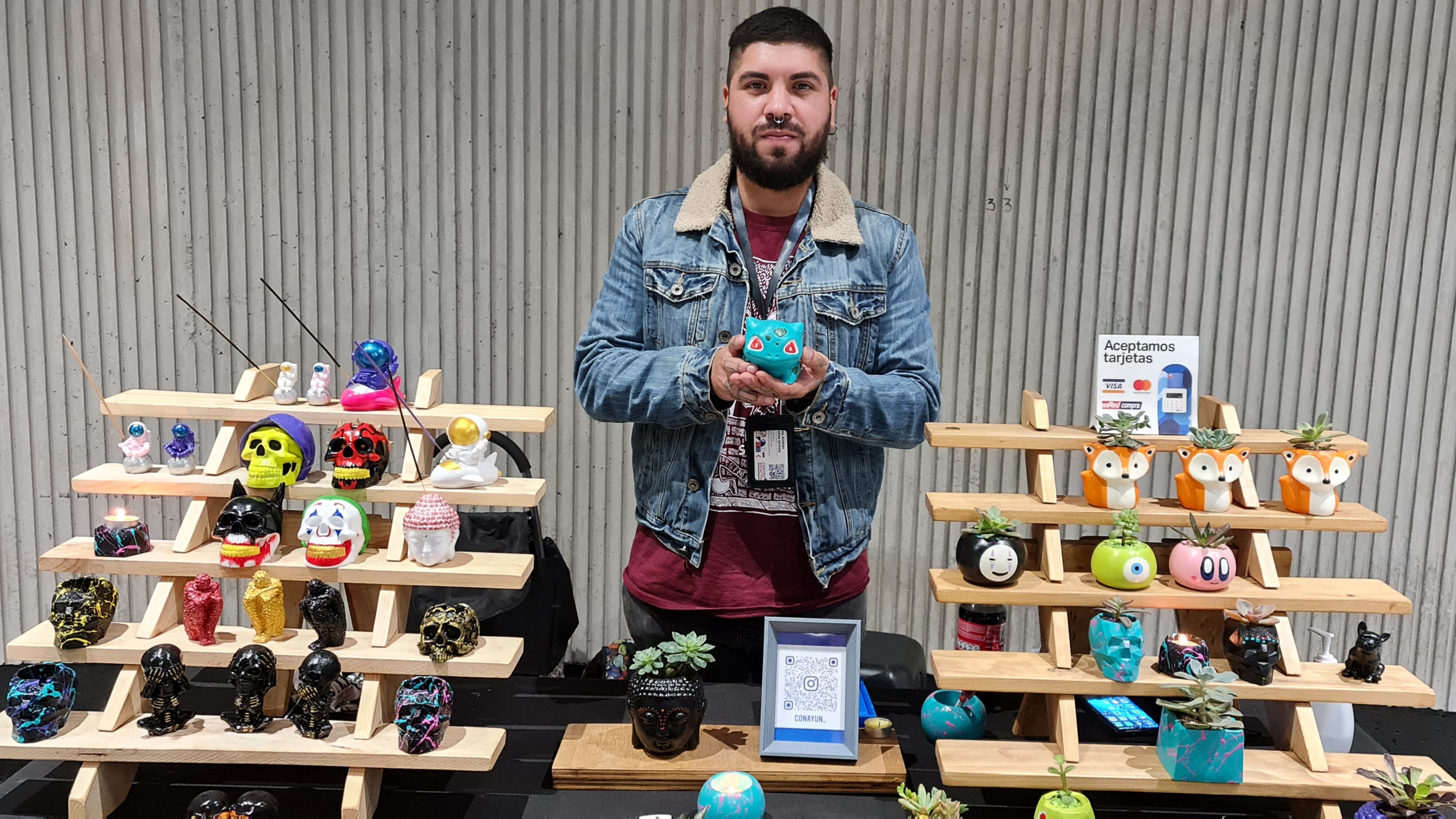 Simoné y Alexis iniciaron su negocio de artesanías en cemento luego que la pandemia trastocara sus planes de independencia laboral. “Había ideas que iban en una dirección, pero terminamos, para mejor, en otra situación muy distinta”, comenta Alexis