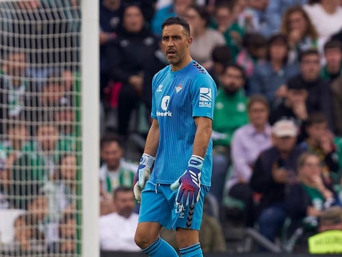 Claudio Bravo recibe un balde de agua fría en medio de su gran momento en el Betis