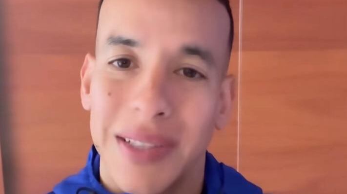 El cantante reggaetonero Daddy Yankee, conocido como el Big Boss, mandó un sentido mensaje a los damnificados de los incendios forestales de la Región de Valparaíso, con quienes siente una especial cercanía debido a las tres presentaciones que realizó en el Festival de Viña del Mar, los años 2006, 2009 y 2013.
Fue a través de un video que grabó en redes sociales, donde envió el mensaje a las miles de familias afectadas.
“Me gente linda de Viña del Mar y la Quinta Región...lo que he aprendido de los años que he ido a su hermoso país es la resiliencia que ustedes tienen, la fortaleza del pueblo, la esperanza que ustedes cargan todo el tiempo. Como ustedes trabajan en unión”.
“Sé que esto es uno de esos grandes retos que nuevamente enfrenta Chile ustedes, que le enseña al mundo la resiliencia del país.