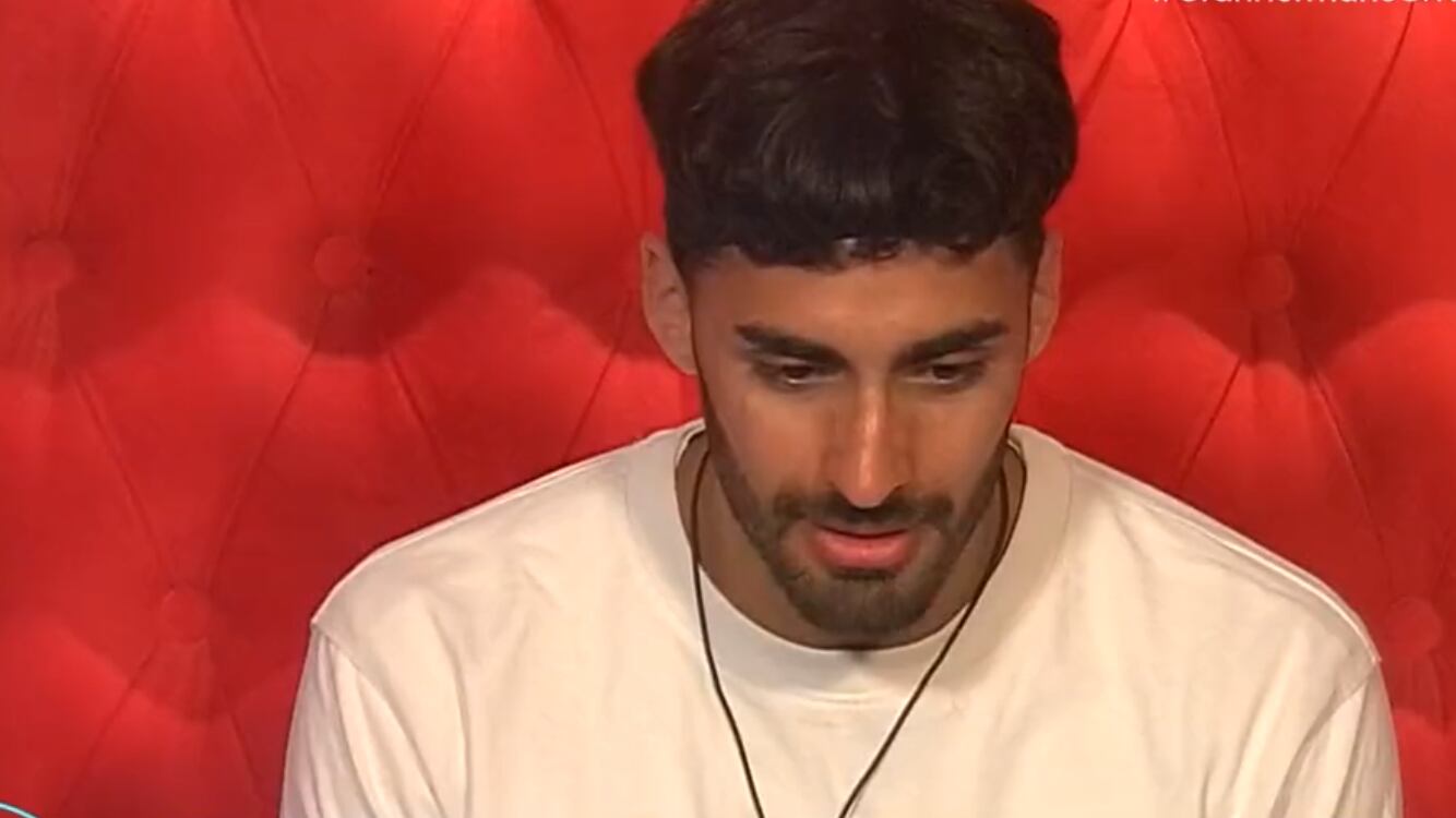 La triste partida de Skarleth Labra de Gran Hermano, tras conocer la lamentable muerte de su abuelita, provocó en su amigo Jorge Aldoney la decisión de querer abandonar el encierro y renunciar a su estadía en el reality de CHV.
Fue así que se dirigió al confesionario, anunciando su salida y sincerando sus sentimientos hacia la joven, conocida como “Merenguito”, debido a su dulce gusto por la mezcla de clara de huevo y azúcar.
“Días bastante difícil. Creo que ha sido uno de los más difíciles. La verdad es que yo vengo a poner fin a mi aventura aquí dentro”, señaló el modelo, visiblemente afectado.