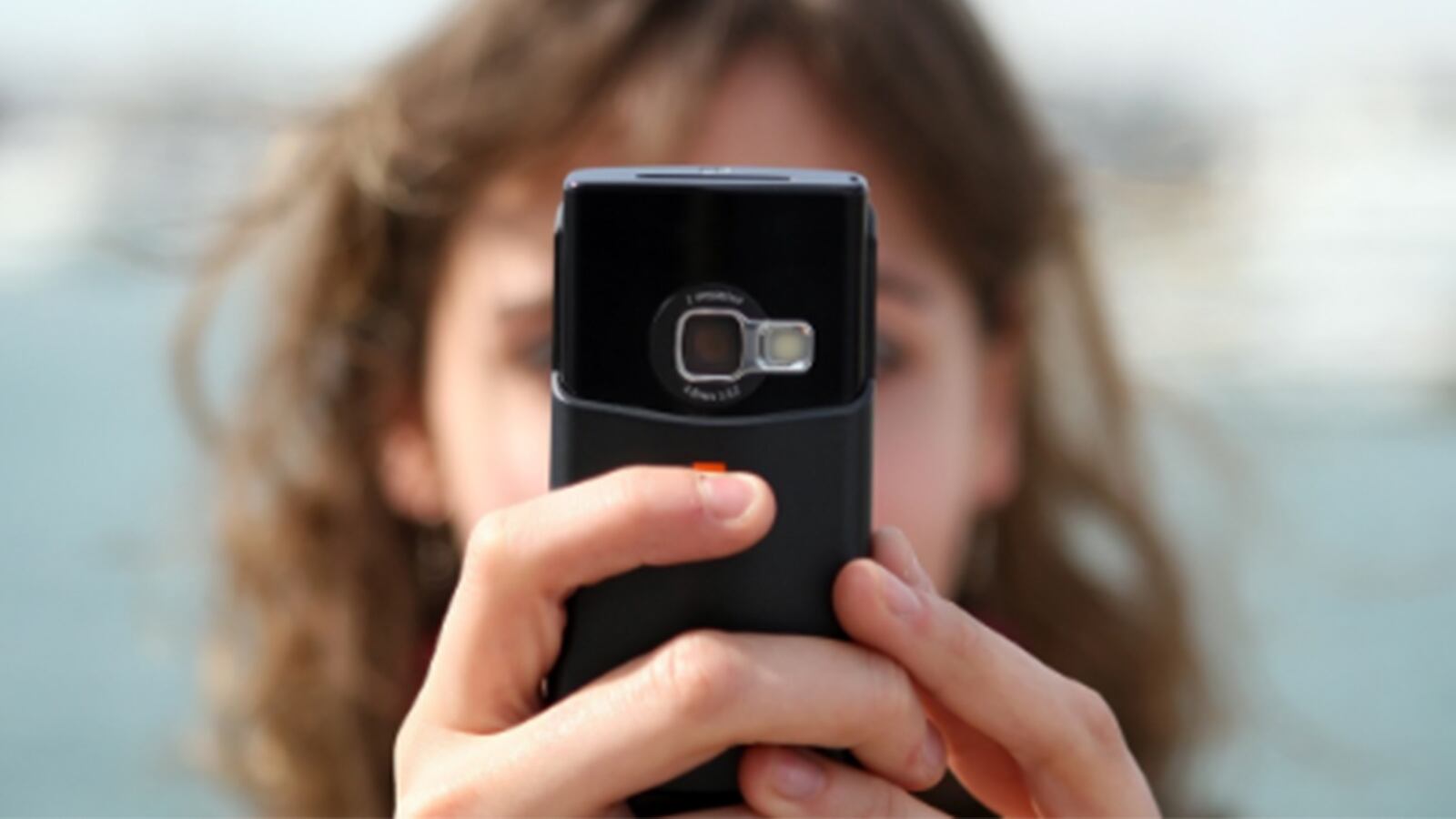 Mujer se vuelve viral tras acampar en las afueras del hotel en el que su novio la engañaba con otra.