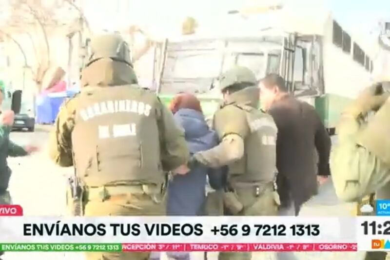 Carabineros realizó una fiscalización al comercio ambulante en el centro de San Bernardo.