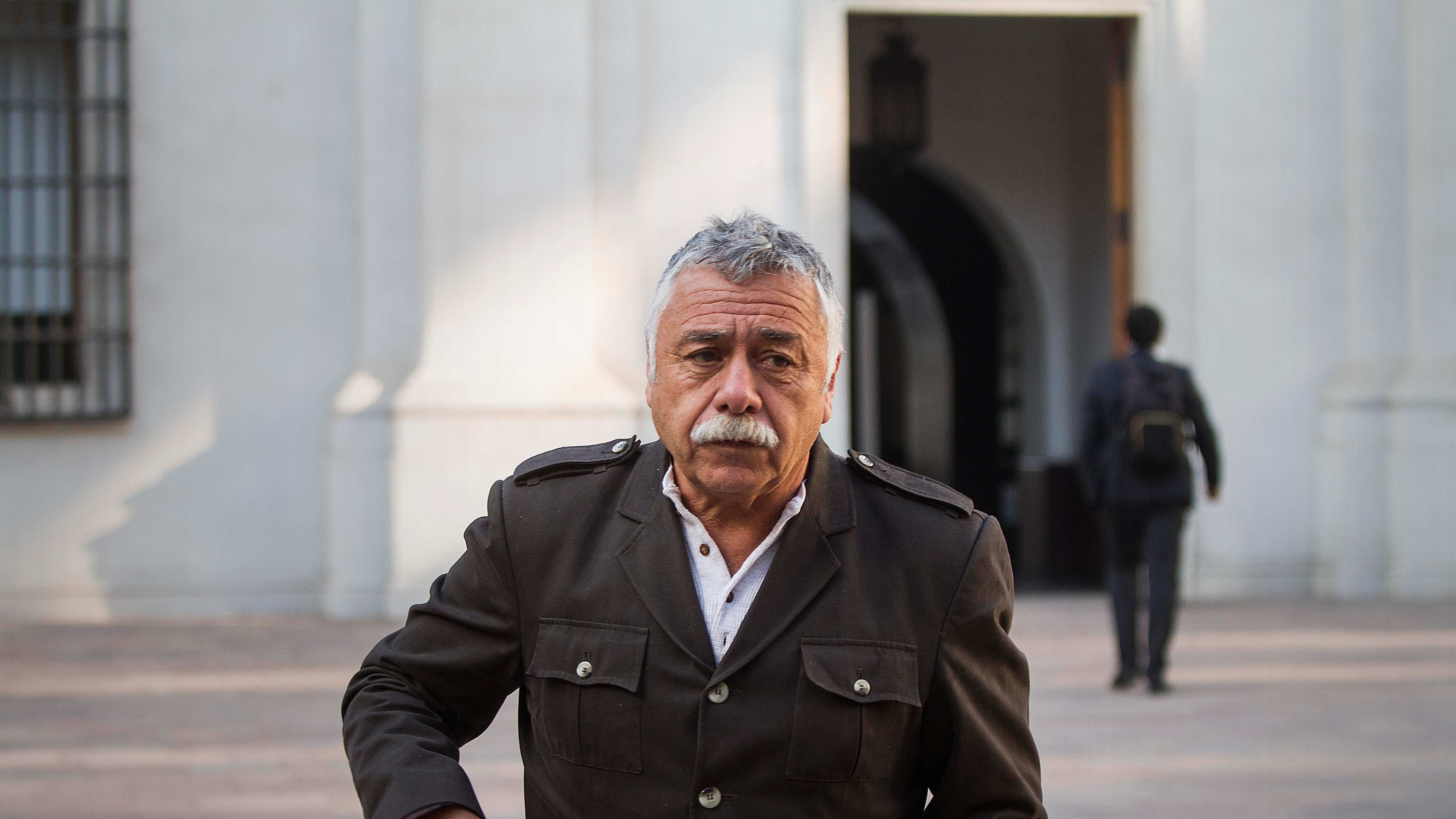 Carlos Caszely camina por el Palacio de La Moneda | 09 de Abril de 2014 /SANTIAGO 
El ex futbolista  y actual Director de Blanco y Negro, Carlos Caszely, Camina por el Patio de Los Naranjos del palacio de La Moneda
FOTO:DAVID CORTES SEREY/AGENCIAUNO.
