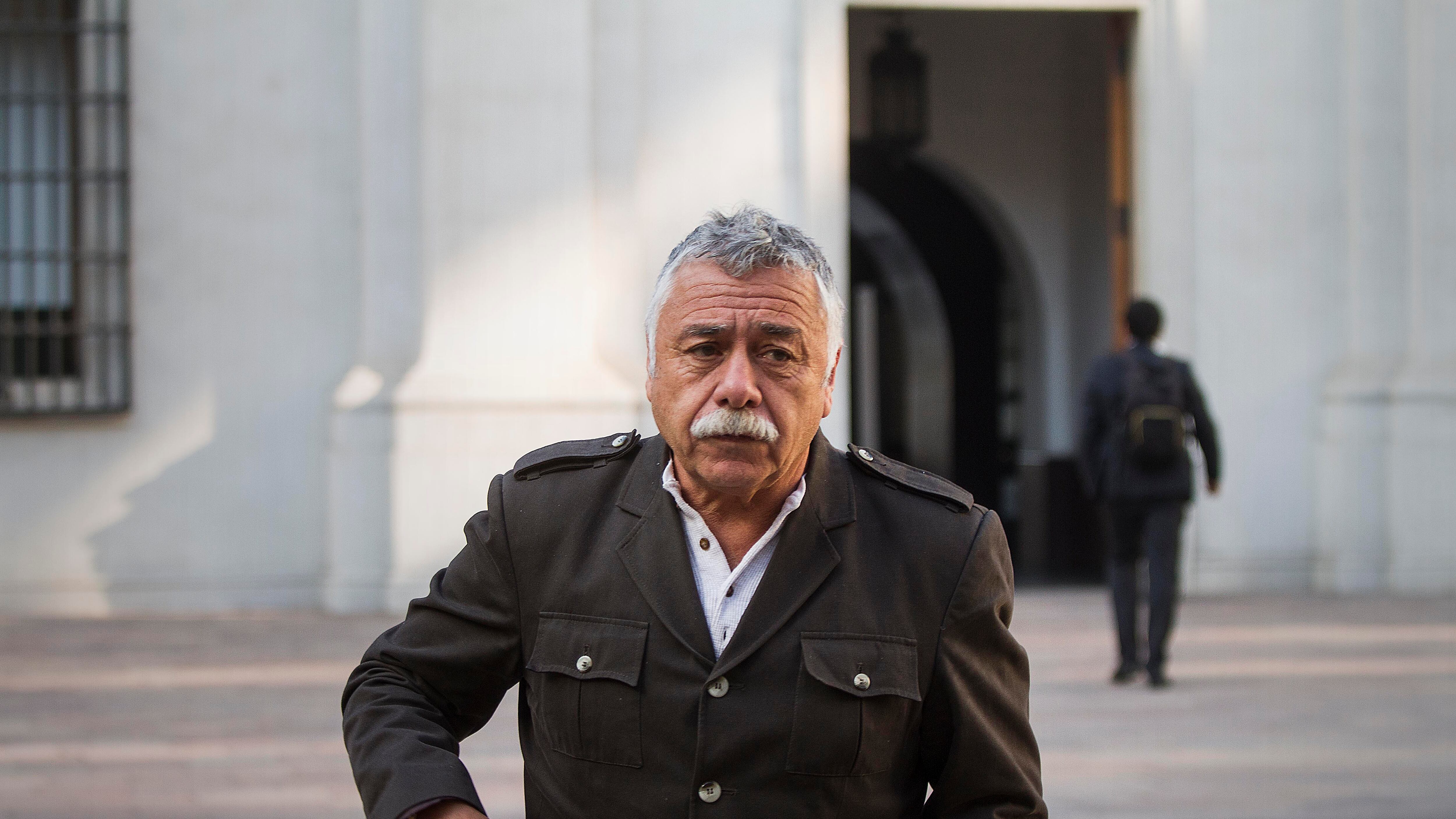 Carlos Caszely camina por el Palacio de La Moneda | 09 de Abril de 2014 /SANTIAGO
El ex futbolista y actual Director de Blanco y Negro, Carlos Caszely, Camina por el Patio de Los Naranjos del palacio de La Moneda
FOTO:DAVID CORTES SEREY/AGENCIAUNO.