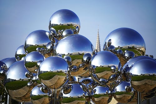 Una nube futurista aparece en el cielo francés