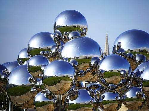 Una nube futurista aparece en el cielo francés