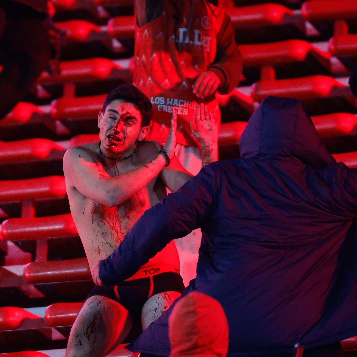 Detenido primer barrista de Independiente por agresiones a hinchas de U. de Chile Detenido primer barrista de Independiente por agresiones a hinchas de U. de Chile