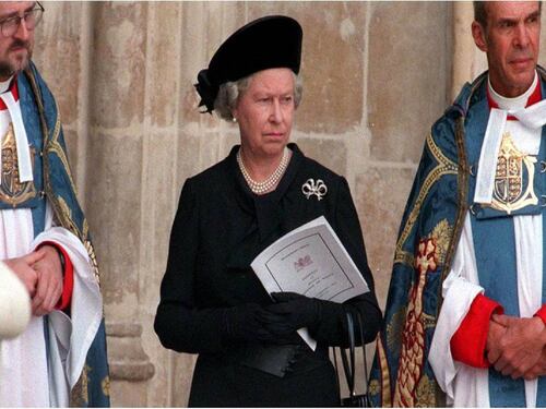 A 21 años de la muerte de Lady Di aún es cuestionado el comportamiento de la Reina Isabel