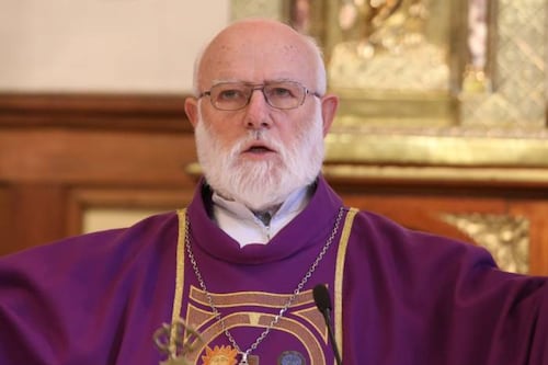 Tras quedar en evidencia, arzobispo Aós se disculpa por misa con aforo excesivo