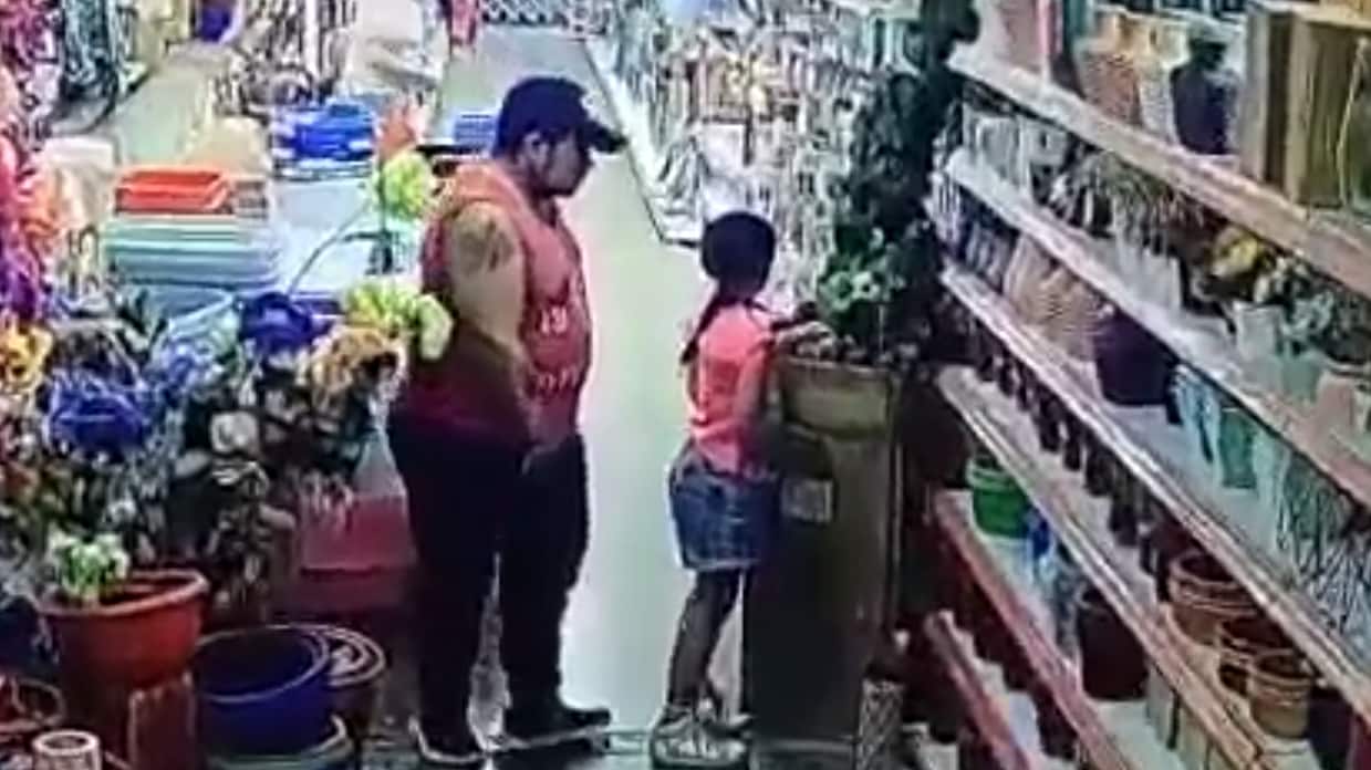 Esto ocurrió el 14 de Noviembre en Los Andes. Este tipo es un peligro y una bomba de tiempo. Lo que le hace a la niña es simplemente asqueroso y las autoridades tienen que actuar. La dignidad y los derechos de los niños están primero siempre.