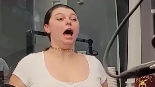 mujer eructo