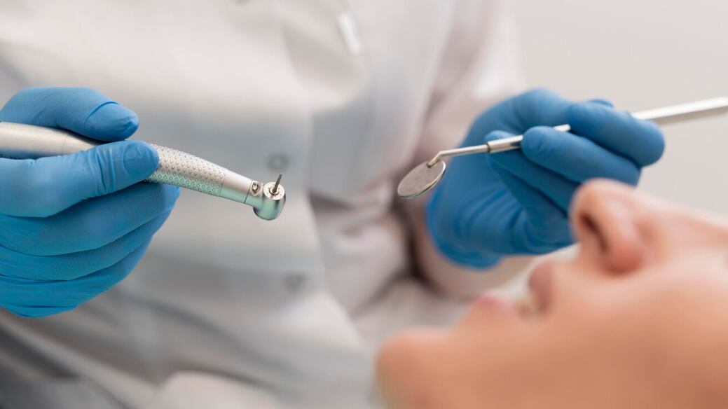 Paciente de sexo femenino que tiene un procedimiento realizado en el dentista