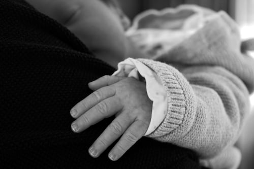 Fundación busca voluntarios para abrazar bebés en situación de abandono: así puedes postular