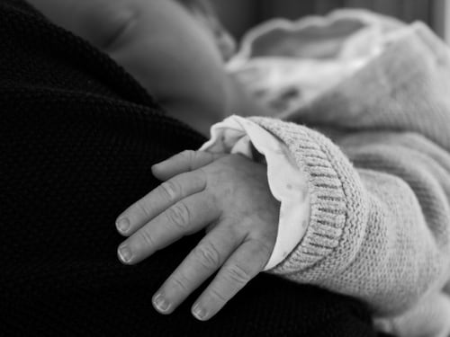 Fundación busca voluntarios para abrazar bebés en situación de abandono: así puedes postular