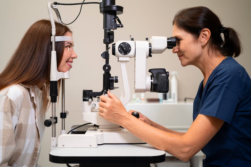 A pesar de su importancia, la salud visual a menudo es descuidada hasta que surgen problemas evidentes. Foto: Freepik.