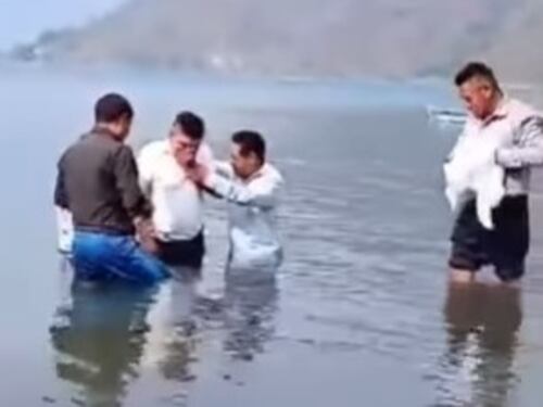 Graban el momento en que un hombre muere al ahogarse en medio de un bautizo