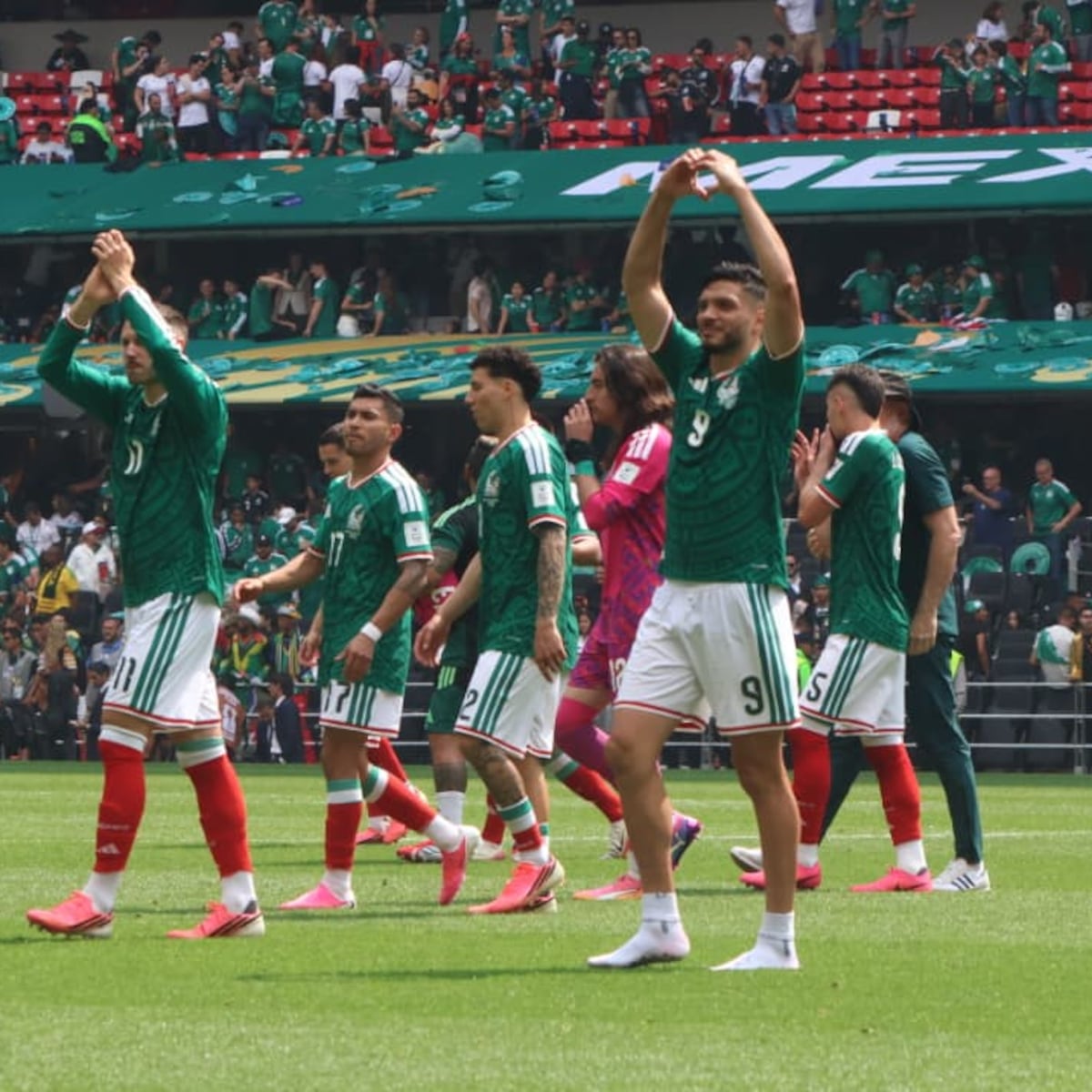 México inicia camino mundialista con sólido 2-0 en el Azteca México inicia camino mundialista con sólido 2-0 en el Azteca