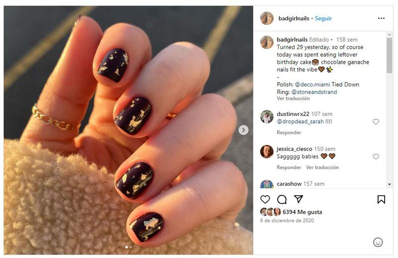 La manicura negra es infalible para lucir manos elegantes en cualquier evento