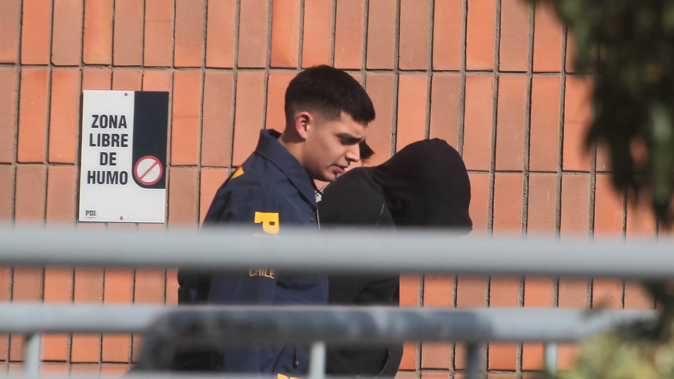 PDI informa detencion de miembros de la banda La Jauria | 07 DE JUNIO 2025 / SANTIAGO
Efectivos de la PDI trasladan a los miembros de la banda La Jauria detenidos el día de hoy para ponerlos a disposición de gendarmería.
FOTO: LUKAS SOLIS / AGENCIAUNO