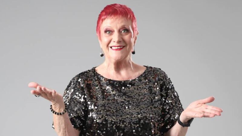 Ya está listo el jurado de la nueva temporada de “Aquí se baila, talento por sobre la fama”, el programa estelar de Canal 13 que tendrá a un grupo de participantes famosos con un alto rendimiento en danza dándolo todo en la pista de baile.
La tercera integrante de los jueces del programa, tras las confirmaciones de Aníbal Pachano y Neilas Katinas, será una conocida de la casa: Karen Connolly, la legendaria coreógrafa que estuvo ya en ese mismo rol en la primera temporada del espacio.
“Estoy ansiosa de partir y súper contenta de que vuelva la danza a la televisión. Es un programa excelente, a la gente le gusta, a nosotros nos gusta mucho hacerlo porque es de un muy buen nivel dancístico y es un gran aporte para la danza. Se llama ‘Aquí se baila’, pero se habla de danza, es otro nivel profesional, y espero que esta vez sea lo mismo”, asegura Connolly.