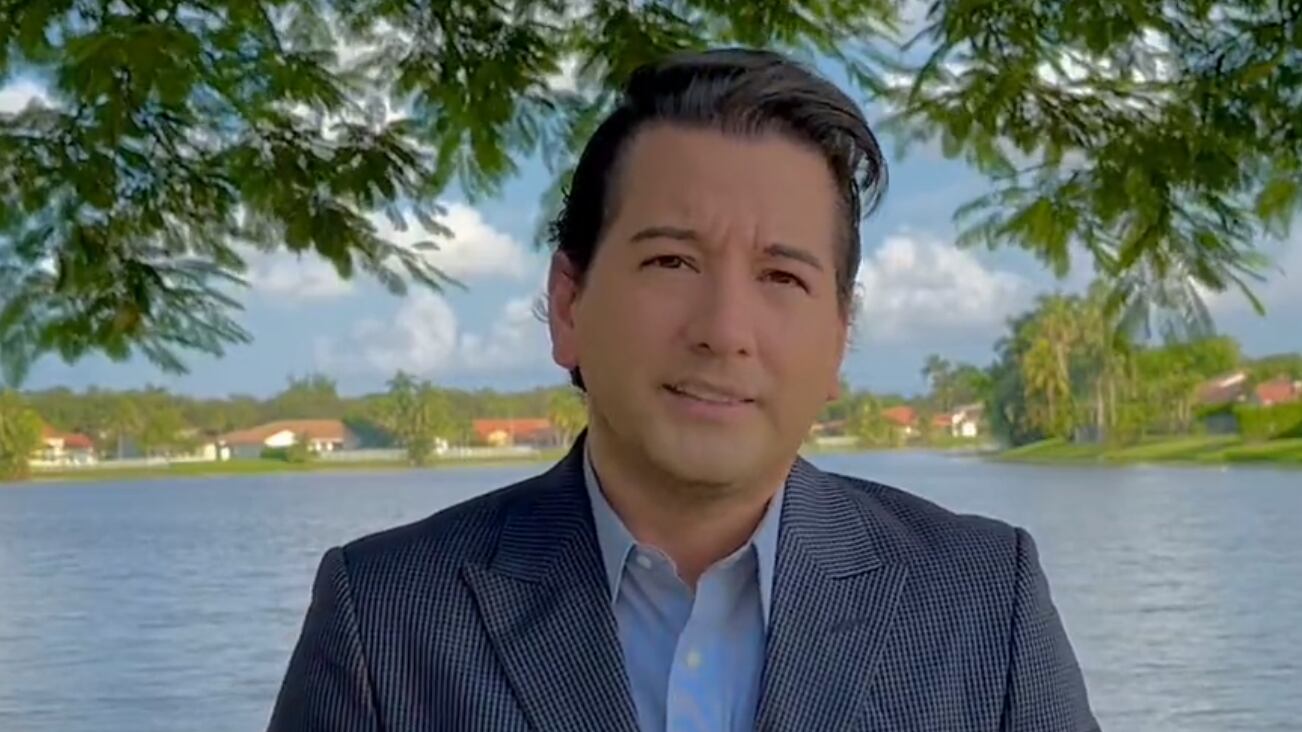 El periodista Javier Olivares, defensor acérrimo del golpe de Estado y Augusto Pinochet, realizó una reflexión que generó opiniones divididas en redes sociales, en la conmemoración de los 50 años del bombardeo a La Moneda y el derrocamiento del presidente Salvador Allende.
Fue a través de un video que difundió en redes sociales que el actual comunicador de Univisión celebró la toma del poder y a caída del “nefasto” gobierno, dijo en tono ácido.
“Este 11 de septiembre de 2023 se conmemoran 50 años del fin del comunismo en Chile. Hoy pero hace cinco décadas las Fuerzas Armadas y de Orden en ese país, derrocaron al más nefasto gobierno que la historia moderna chilena recuerde”, señaló.