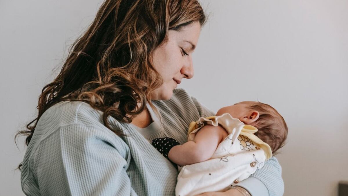 Foto de mamá con su bebé pequeño
